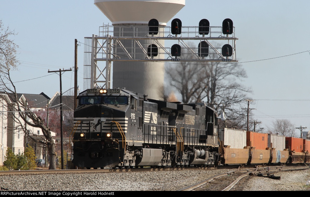NS 9755 leads train 218 past the signals at Aycock